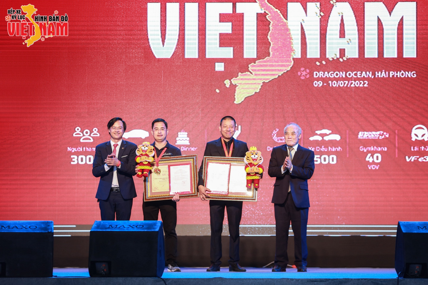 Đại diện của Tổ chức Kỷ lục Việt Nam lên trao chứng nhận Bản đồ Việt Nam.