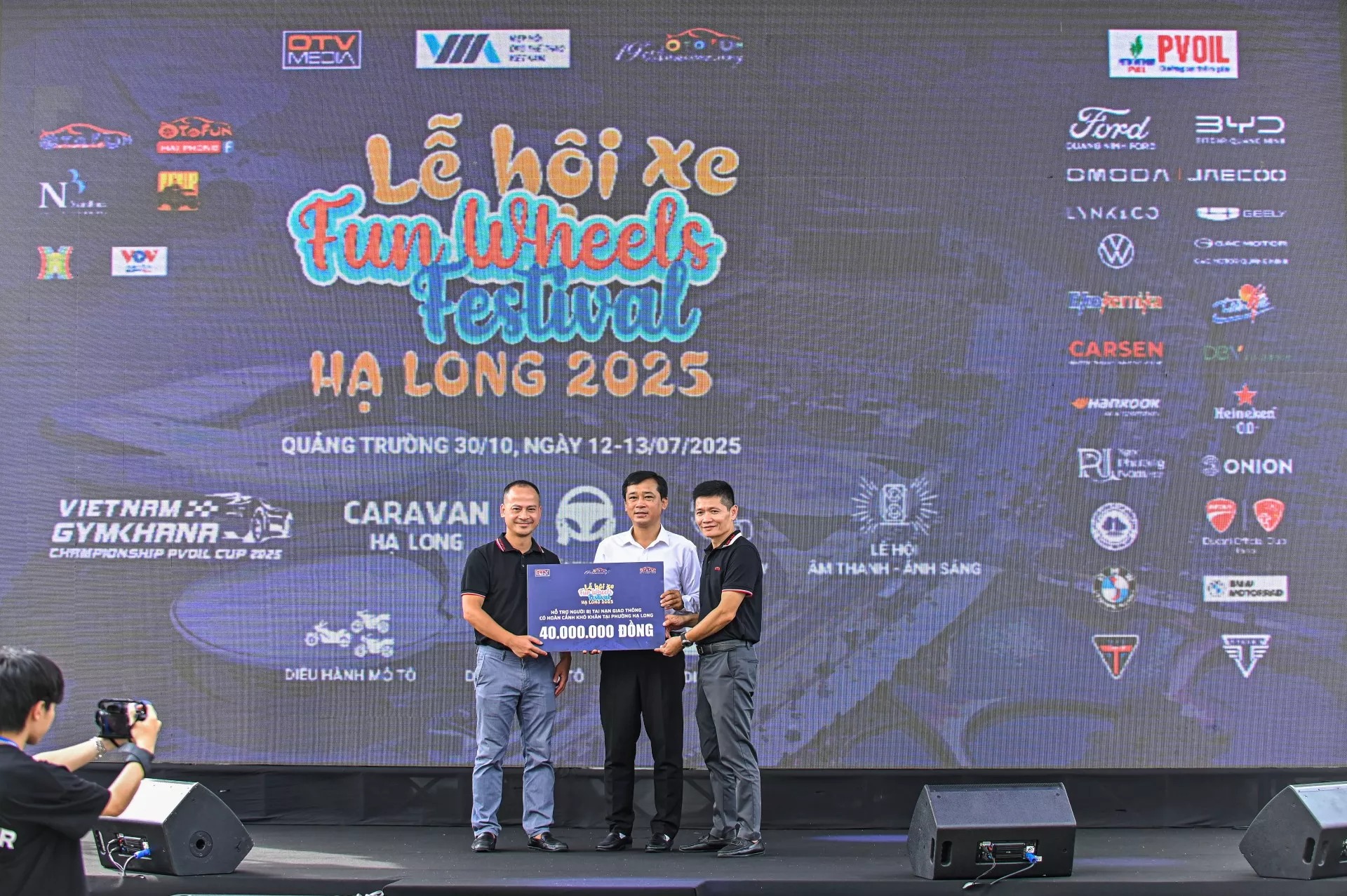 Công ty OTV Media và Quỹ OF Vì Cộng đồng đã trao tặng MTTQ Phường Hạ Long, Tỉnh Quảng Ninh, số tiền 40 triệu đồng để hỗ trợ các gia đình khó khăn có người gặp tai nạn giao thông.