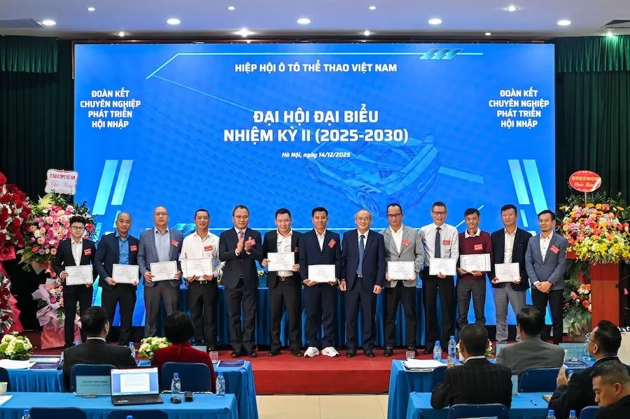Các cá nhân được nhận Giấy khen của Hiệp hội Ô tô Thể thao Việt Nam