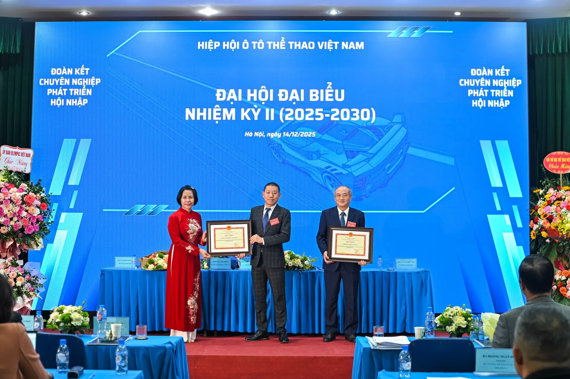 Ông Nguyễn Đại Hoàng, Tổng Giám đốc Công ty Cổ phần OTV Truyền thông lên nhận bằng khen của Bộ trưởng Bộ Văn hoá, Thể thao và Du lịch.